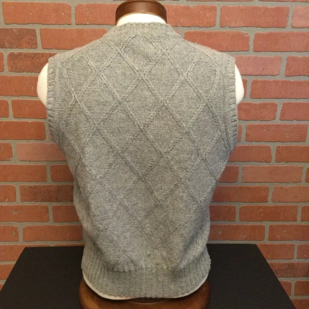 IZOD Lacoste mens Sweater Vest size large grey sleeveless pullover cable knit ar
